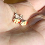 Fairtrade oorbellen Mexico - zilveren oorstekers mini bloem rood 2